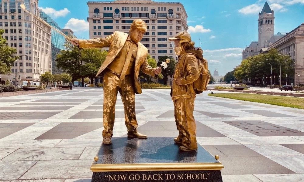 Ο Τραμπ έγινε "χρυσό" άγαλμα για να τον σατιρίσουν!